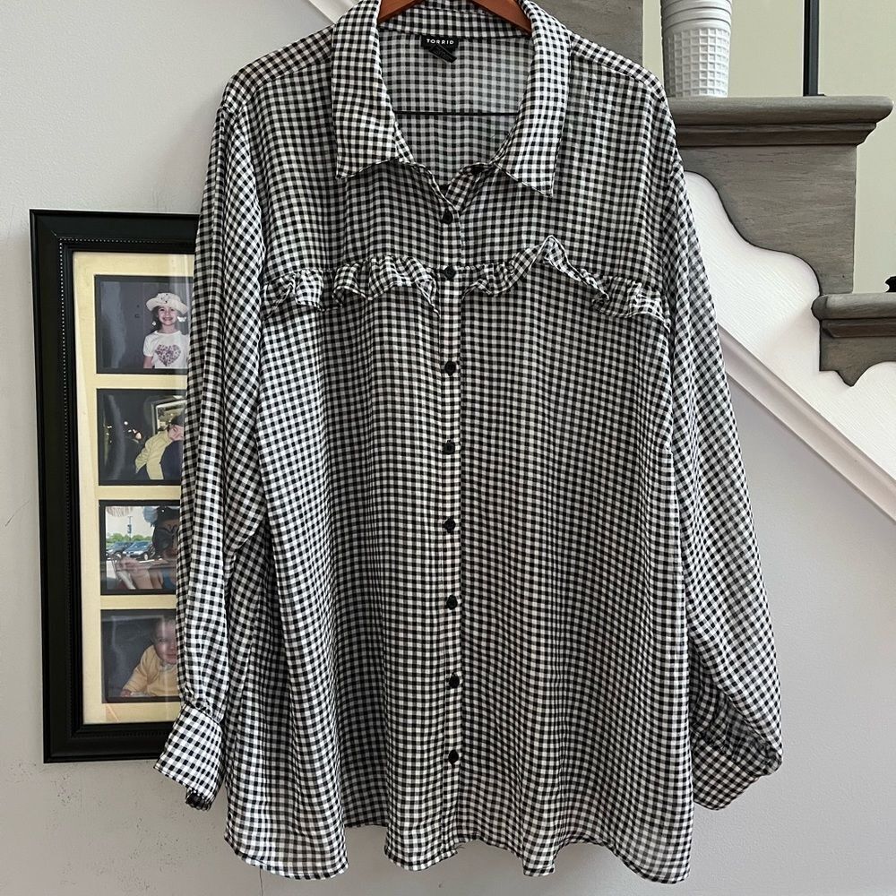 Torrid Black & White Buffalo Check Ruffle Button Down Shirt sz 5 or 5X EUC
